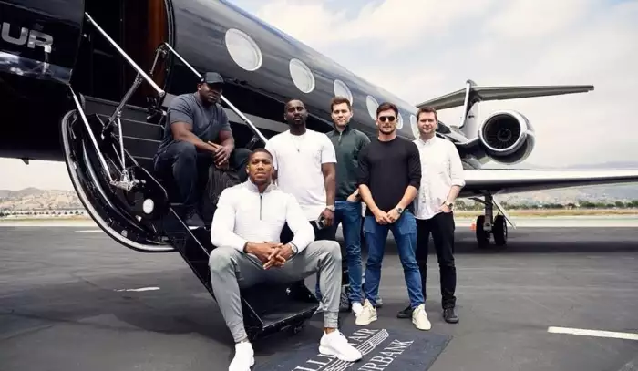 100 milionů liber na stole. Joshua mění plány a letí do Miami