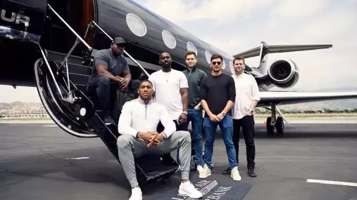 100 milionů liber na stole. Joshua mění plány a letí do Miami