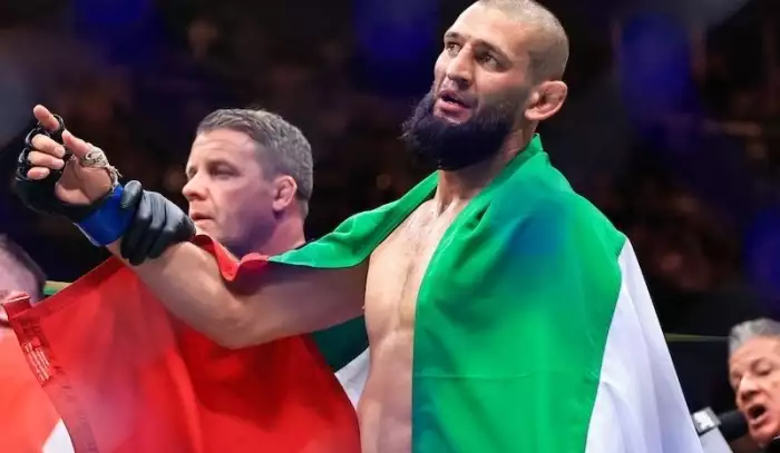 Khamzat Chimaev reaguje na drsnou demolici Du Plessise. Pro budoucí soupeře má varování