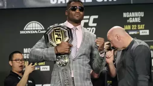 Chytil mě za košili a nechtěl pustit. Šéf UFC obvinil Predátora z napadení