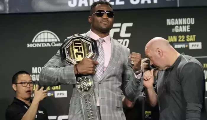 Chytil mě za košili a nechtěl pustit. Šéf UFC obvinil Predátora z napadení