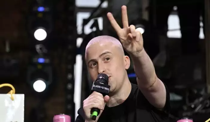Ztratil vědomí na festivalu. Bojovník Clashe skončil v nemocnici, lidé mluví o drogách