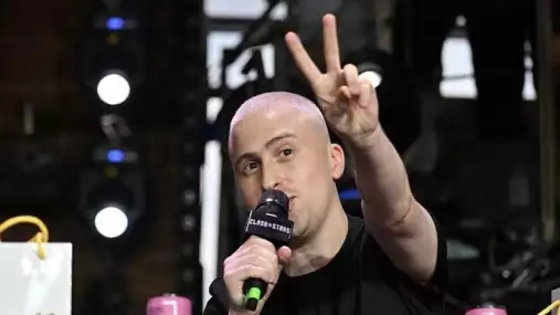 Ztratil vědomí na festivalu. Bojovník Clashe skončil v nemocnici, lidé mluví o drogách