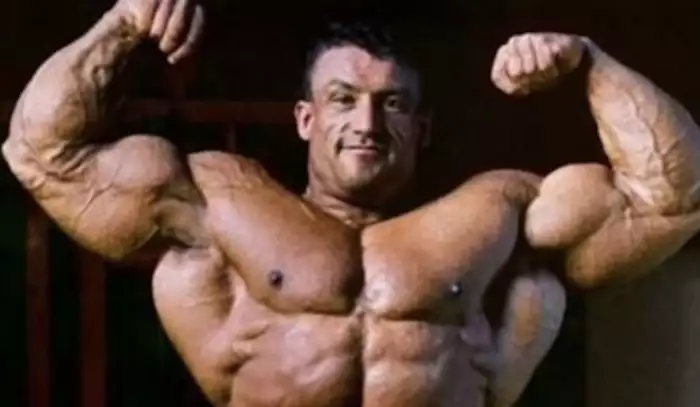 Chceš masivní paže bez bolesti? Dorian Yates prozradil tajemství, které ti zachrání lokty