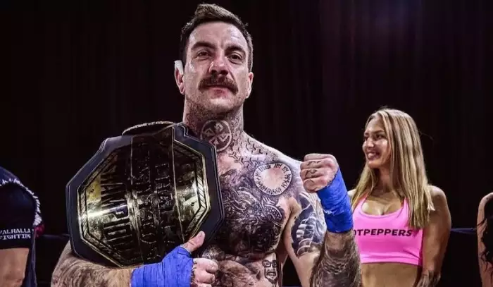 První český šampion BKFC v boxu bez rukavic! Josef Hála šokoval svět
