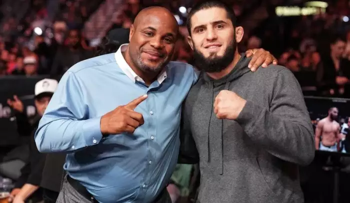 Jones zbohatl na mém jméně, říká Cormier. A přitápí kvůli duelu s Aspinallem