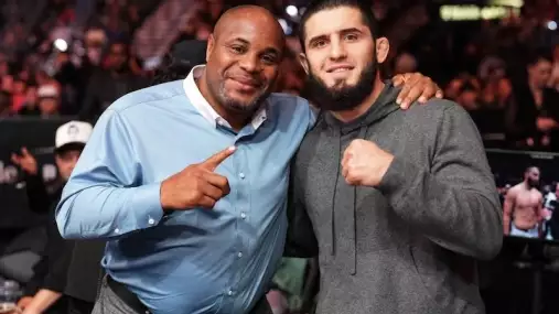 Jones zbohatl na mém jméně, říká Cormier. A přitápí kvůli duelu s Aspinallem