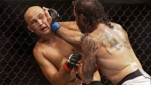 Legendární UFC bojovník má vážně poškozený mozek, tvrdí matka. Fyzicky mě napadl a považuje mě za klona