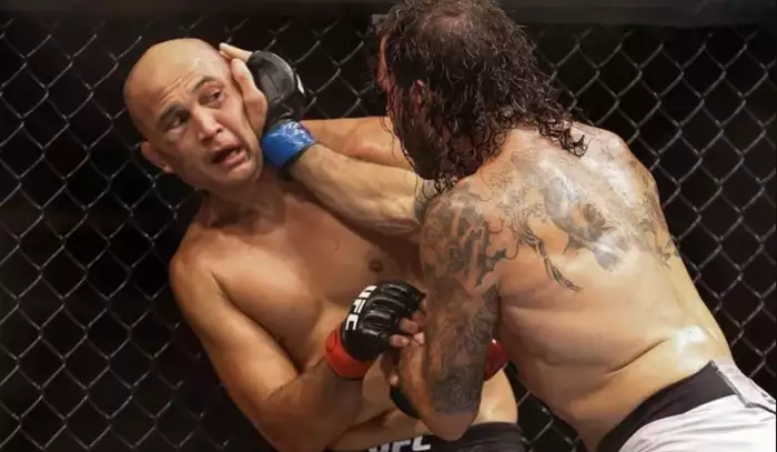 Legendární UFC bojovník má vážně poškozený mozek, tvrdí matka. Fyzicky mě napadl a považuje mě za klona