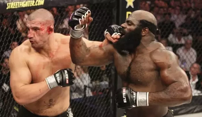 Takhle vypadá bolest. Kimbo Slice udeřil a Thompsonův obličej se rozpadl na kusy