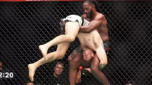 Obří zmatek v UFC: Rozhodčí nejprve ukončil zápas, pak verdikt změnil