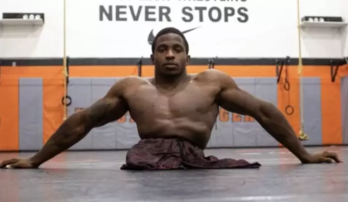 Těžká váha UFC proti beznohému fighterovi