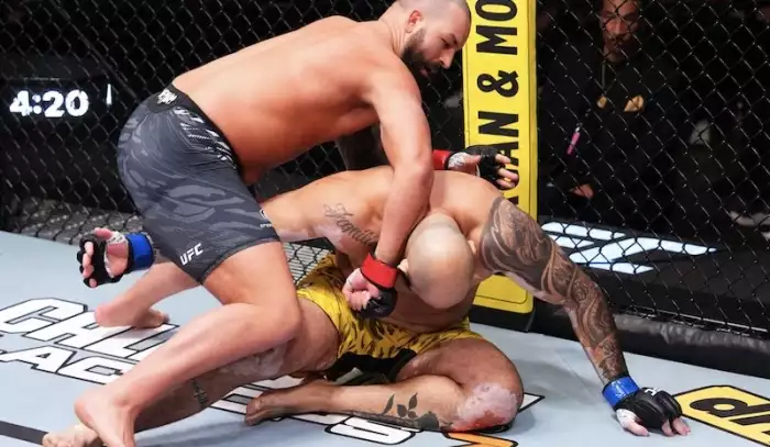 Kontroverzní Josh Hokit při debutu v UFC brutálně uspal soupeře a řekl si o bonus