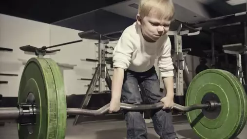 Konec strašáka v posilovně. Proč se rodiče nemusí bát pustit děti k činkám