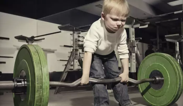Konec strašáka v posilovně. Proč se rodiče nemusí bát pustit děti k činkám