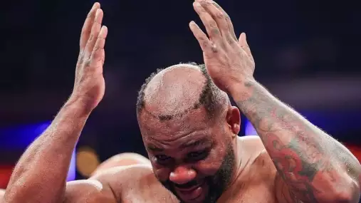 Tohle v televizi neuvidíte, soupeř mu v ringu doslova vymlátil vlasy z hlavy