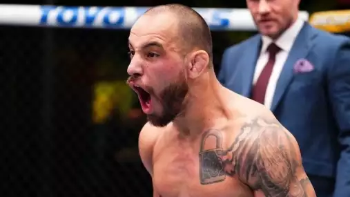 VIDEO: UFC bijec neměl žádné slitování. Uškrtil fanouška do bezvědomí, i když se vzdával