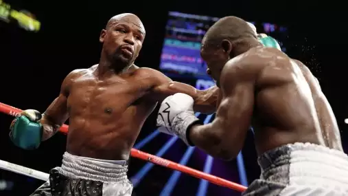 Žádný Usyk ani Crawford. Mayweather vidí nejlepšího boxera v britském hrdinovi