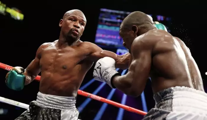 Žádný Usyk ani Crawford. Mayweather vidí nejlepšího boxera v britském hrdinovi