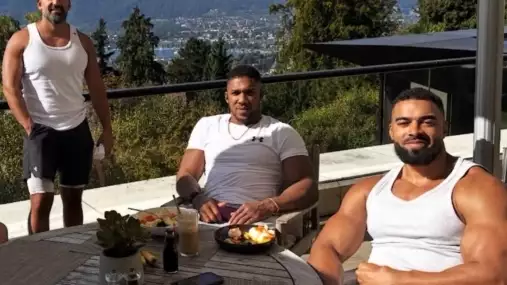 Při nehodě Anthonyho Joshuy zemřeli dva jeho trenéři