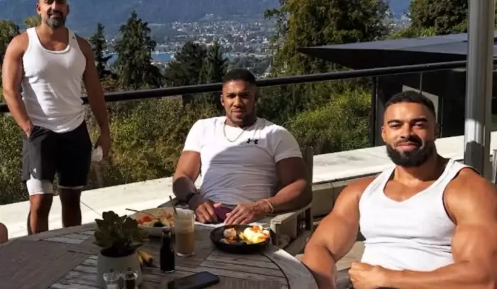 Při nehodě Anthonyho Joshuy zemřeli dva jeho trenéři