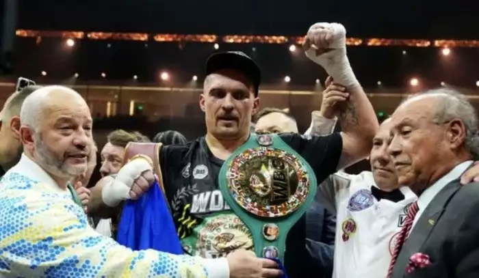 Králem i bez koruny: Usyk dobrovolně odevzdal prestižní pás