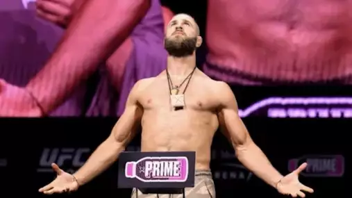 Trenér nechápal, hala se bavila. Procházka vysvětlil svůj „striptýz“ na váze