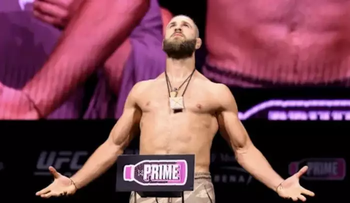 Trenér nechápal, hala se bavila. Procházka vysvětlil svůj „striptýz“ na váze