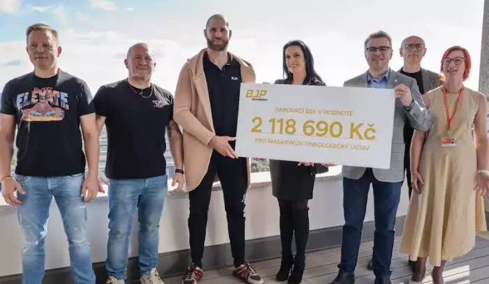 Procházkův tah mimo oktagon dojal Česko! Miliony pro onkologii v Brně