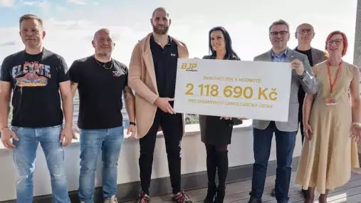 Procházkův tah mimo oktagon dojal Česko! Miliony pro onkologii v Brně