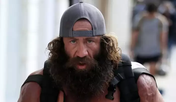 Anabolický šaman za mřížemi. Liver King vyhrožoval slavnému UFC komentátorovi 