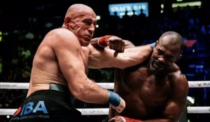 VIDEO: Zadní hák do důchodu. Olejnik šel do boxu bez rukavic a skončil v bezvědomí