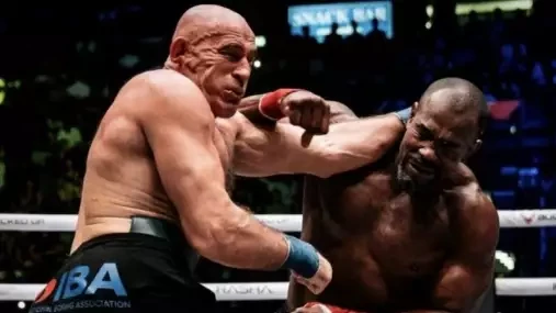 VIDEO: Zadní hák do důchodu. Olejnik šel do boxu bez rukavic a skončil v bezvědomí