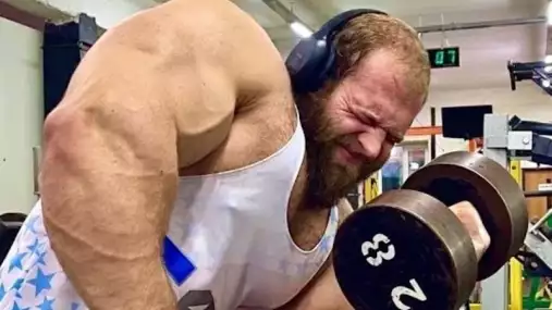 Biceps větší než u Schwarzeneggera! Ruský kolos ukázal, co je síla z jiné dimenze