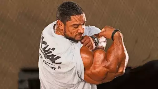 Největší bicepsy na světě znovu v akci. Roelly Winklaar je monstrum i s padesátkou na krku