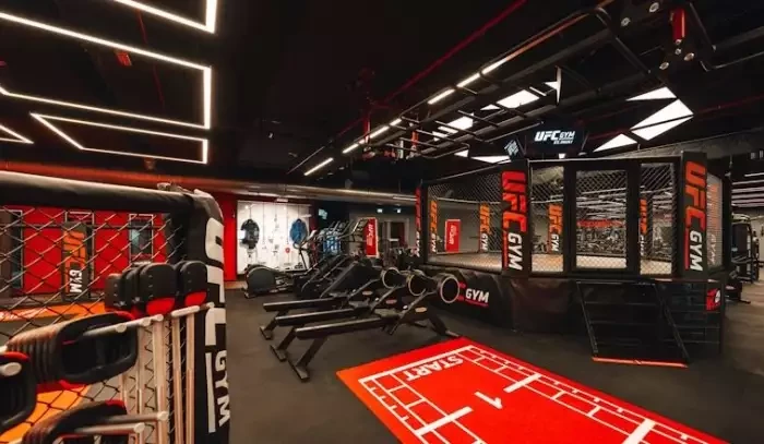 Bojovníci v ruském MMA gymu se vyhýbali vojenské povinnosti. Policie je při razii zdržela a následně pošle na frontu