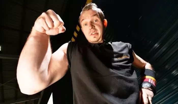 Má ruku jako Hellboy a je mistrem světa v páce. Soupeři říkají, že podvádím, směje se