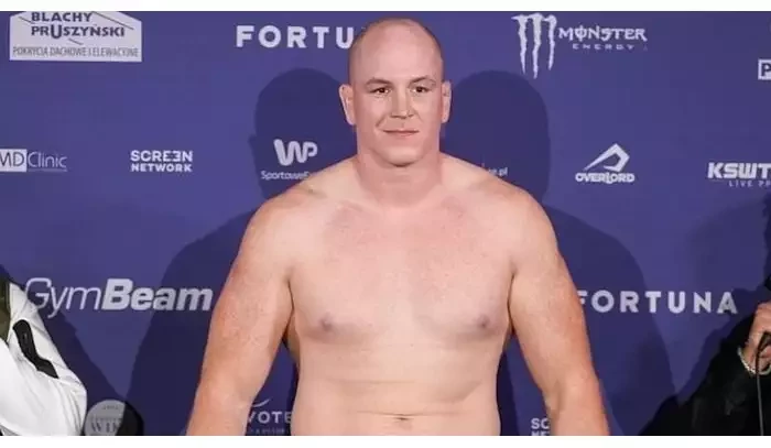 VIDEO: Štefan Vojčák si v KSW připsal další výhru. Jeho soupeř padl po knokautu, a navíc si zranil rameno