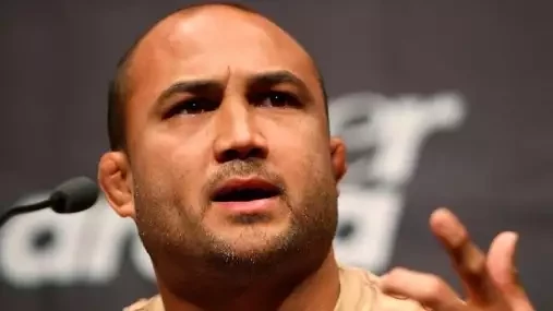 „Moje matka je klon a můj bratr taky. Vláda mě chce zničit!“ UFC legenda žádá fanoušky o pomoc