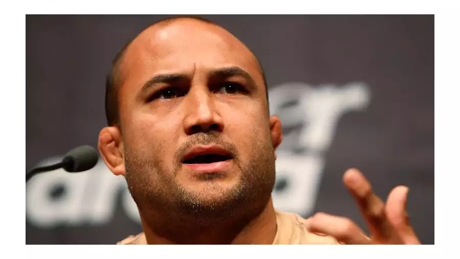 „Moje matka je klon a můj bratr taky. Vláda mě chce zničit!“ UFC legenda žádá fanoušky o pomoc
