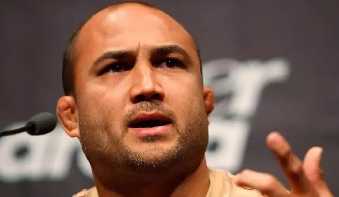 „Moje matka je klon a můj bratr taky. Vláda mě chce zničit!“ UFC legenda žádá fanoušky o pomoc