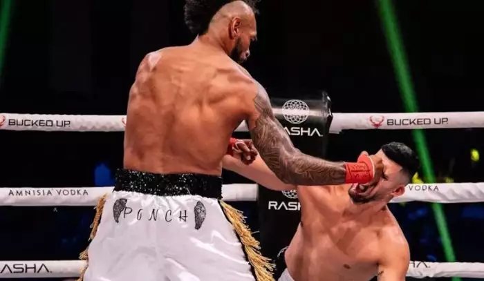 Tři vteřiny a konec. V boxu bez rukavic padlo KO, které otřáslo ringem i světem