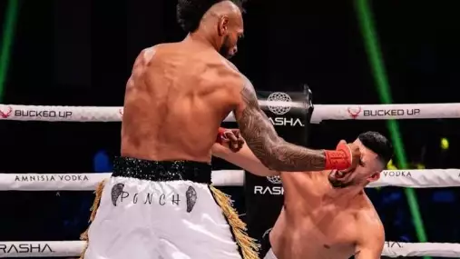 Tři vteřiny a konec. V boxu bez rukavic padlo KO, které otřáslo ringem i světem