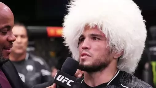 Nurmagomedov pod palbou kritiky. Prohrál jsem, protože jsem měl zlomenou ruku, tvrdí