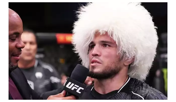 Nurmagomedov pod palbou kritiky. Prohrál jsem, protože jsem měl zlomenou ruku, tvrdí