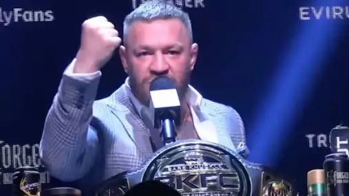 McGregor se brání v procesu zneužití. Modřiny jí způsobil její přítel, ne já, tvrdí