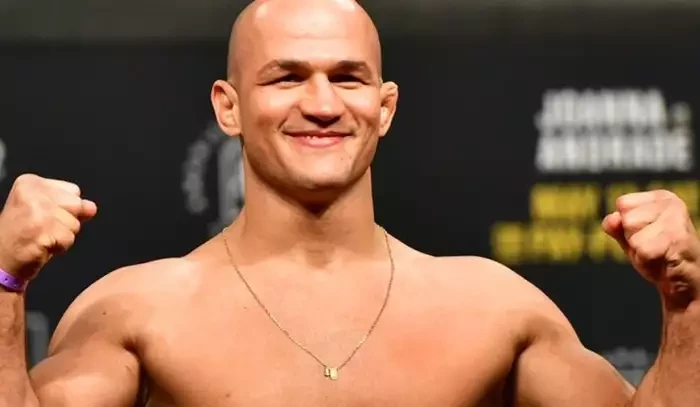 Junior dos Santos: UFC se mnou zacházelo jako s hnojem, jako šampion jsem měl nulový respekt