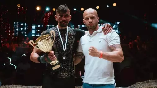 Tohle Brno ještě nezažilo. Redneck obsadí Špilberk s obří kartou a historickým ženským duelem
