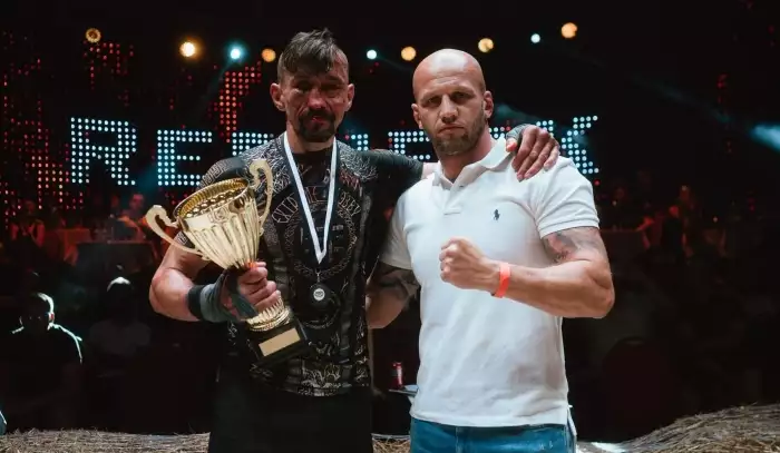 Tohle Brno ještě nezažilo. Redneck obsadí Špilberk s obří kartou a historickým ženským duelem