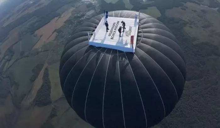 Box v oblacích. Rusové postavili ring na balon 1600 metrů nad zemí